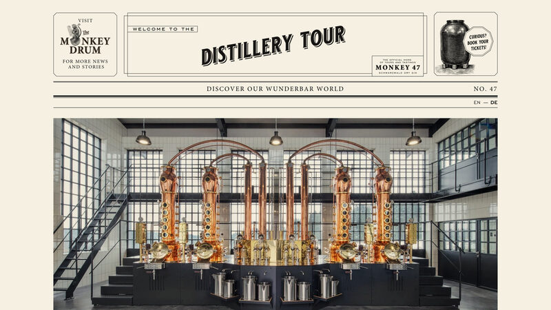 Buchungsseite der Monkey 47 Distillery Tour mit Zeitungskopf „Distillery Tour“ und Foto der kupfernen Brennblasen in der Destillerie