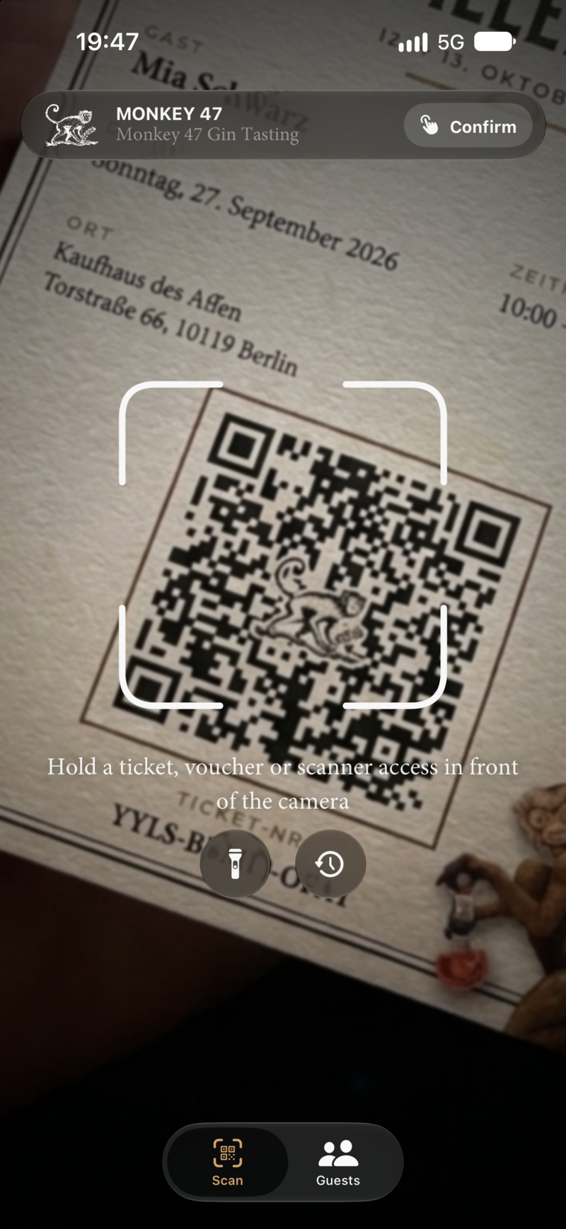 Scanner mit Kamerabild eines Tickets und Hinweis, ein Ticket, einen Gutschein oder einen Scanner-Zugang vor die Kamera zu halten.