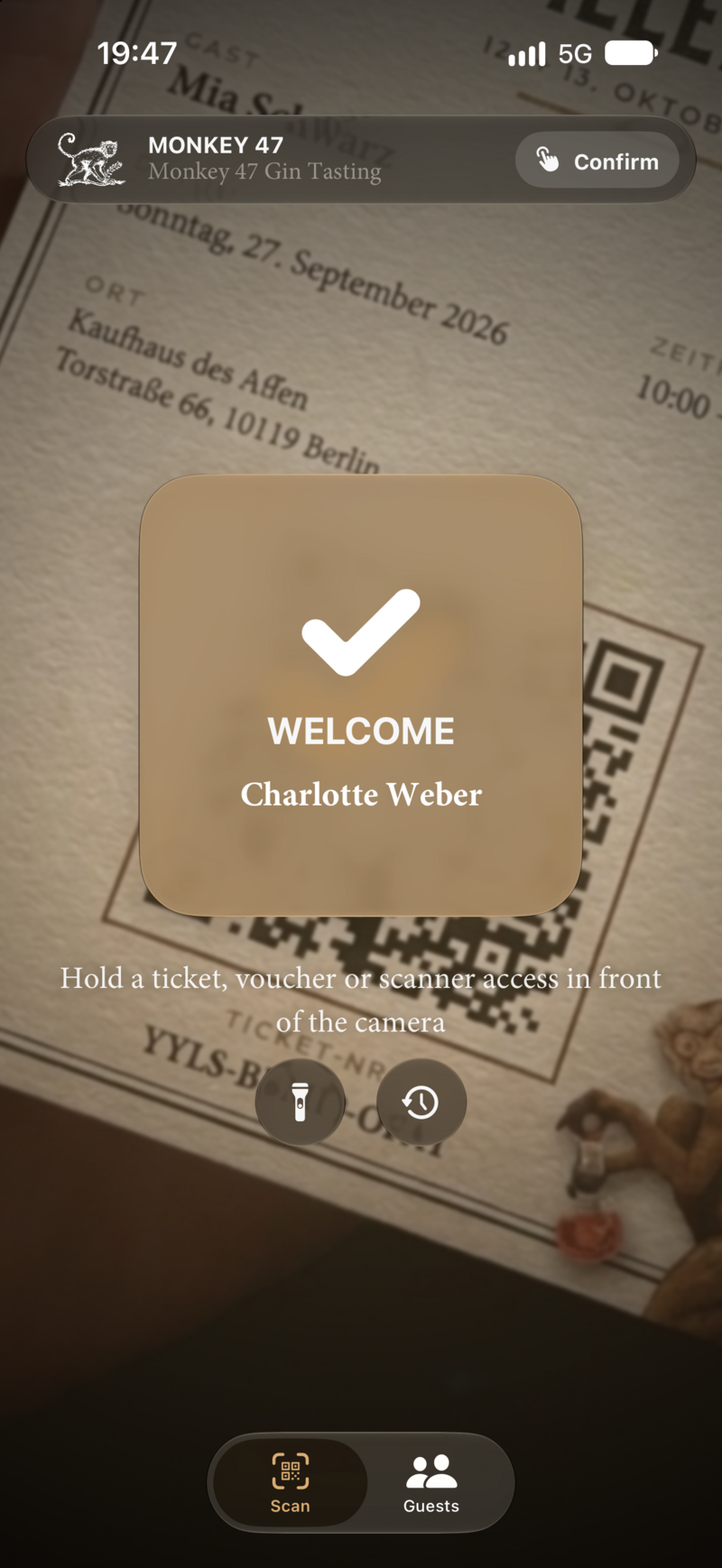 Bestätigung nach dem Scan: „Welcome Charlotte Weber“ mit Häkchen über dem Ticket.