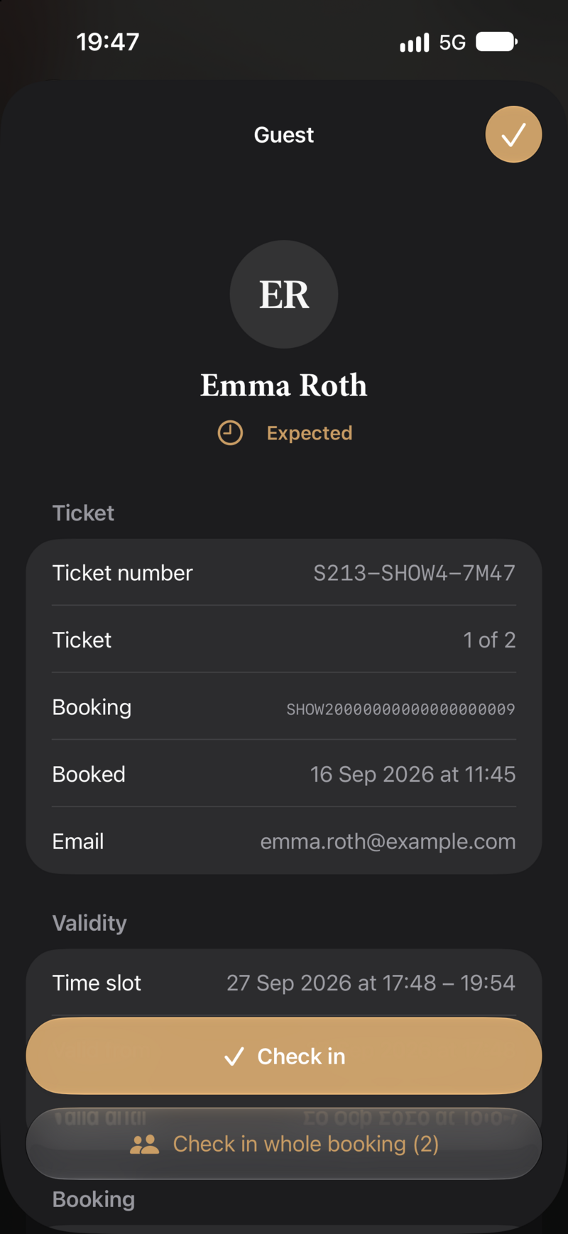 Detailansicht eines Gastes mit Ticketnummer, Buchung, Zeitfenster und den Buttons „Check in“ und „Check in whole booking“.
