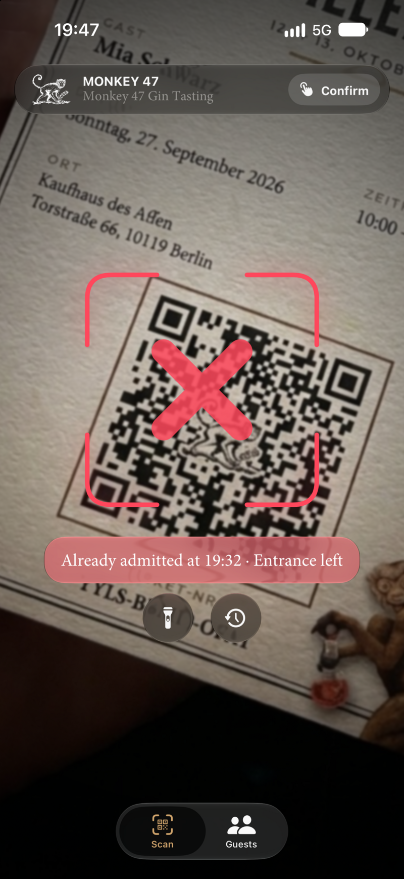 Abgelehnter Scan: rotes Kreuz und Hinweis „Already admitted at 19:32 · Entrance left“.