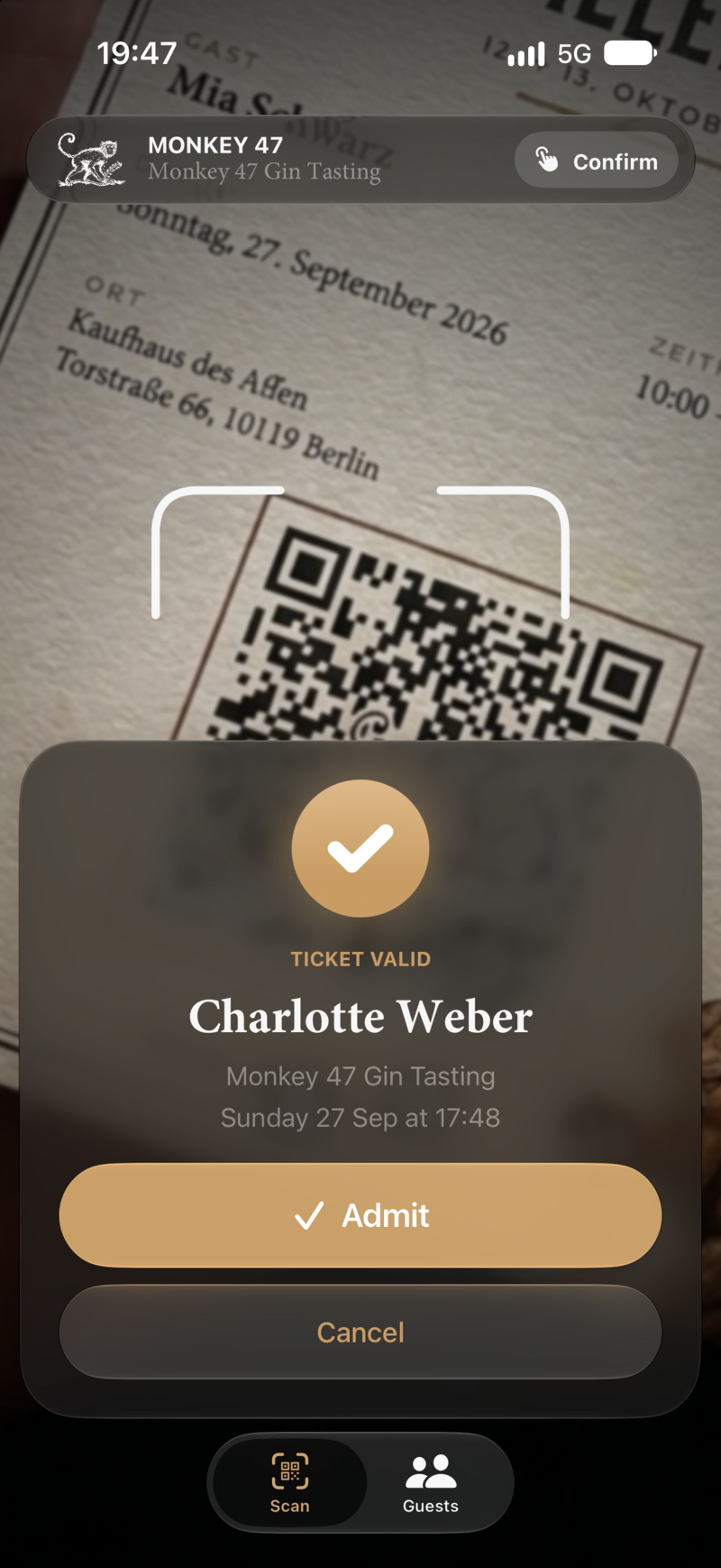 Gescanntes Ticket: Hinweis „Ticket valid“ für Charlotte Weber mit den Buttons „Admit“ und „Cancel“.