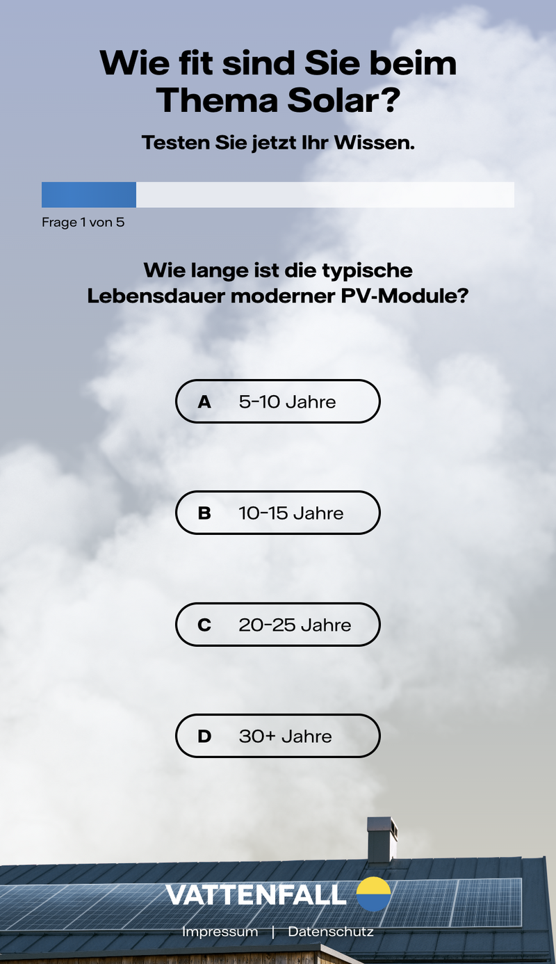 PV-Quiz von Vattenfall, Frage 1 von 5: „Wie lange ist die typische Lebensdauer moderner PV-Module?“ mit vier Antworten vor Wolkenhimmel und Solardach.